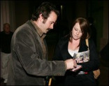 Jason Lee and other Earl castmembers took time to sign autographs for fans.