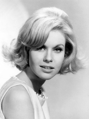 Suzanna Leigh