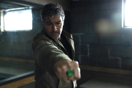 lanterns-kyle-chandler-900x600.jpg
