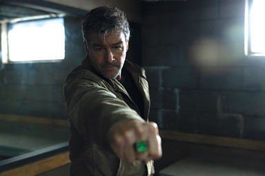 lanterns-kyle-chandler-900x600.jpg