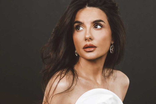 mikaela-hoover-netflix-900x600.jpg