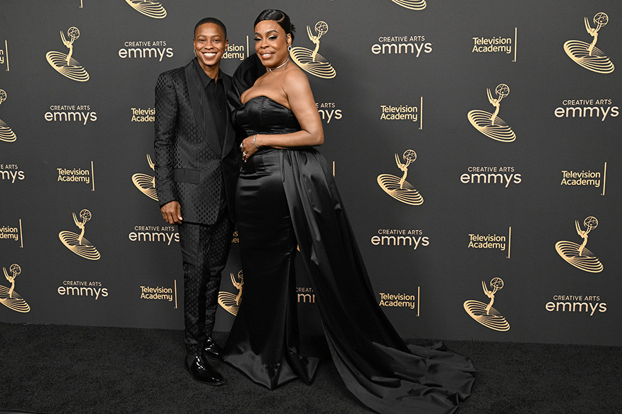 Jessica Betts and Niecy Nash of Reno 911! backstage at the 2022 Creative Arts Emmy Awards.