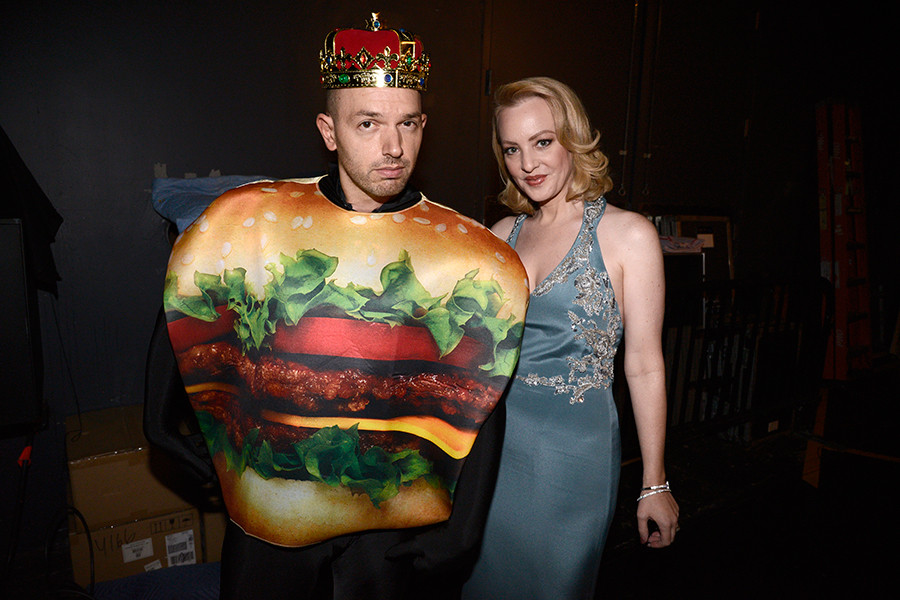 Paul Scheer and Wendi McLendon-Covey backstage at the 2015 Creative Arts Emmys.
