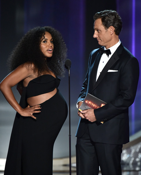 Kerry Washington and Tony Goldwyn present an award at the 2016 Primetime Emmys.