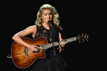 Tori Kelly performs “Hallelujah” at the 2016 Primetime Emmys. 