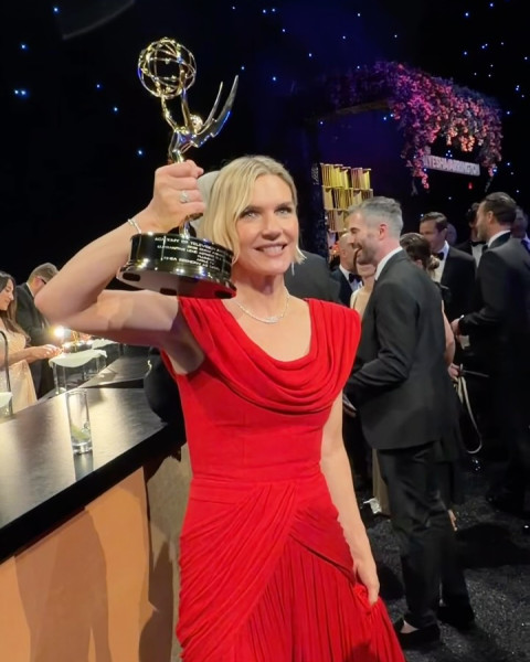 Name a more iconic duo than Rhea Seehorn and her Emmy ✨