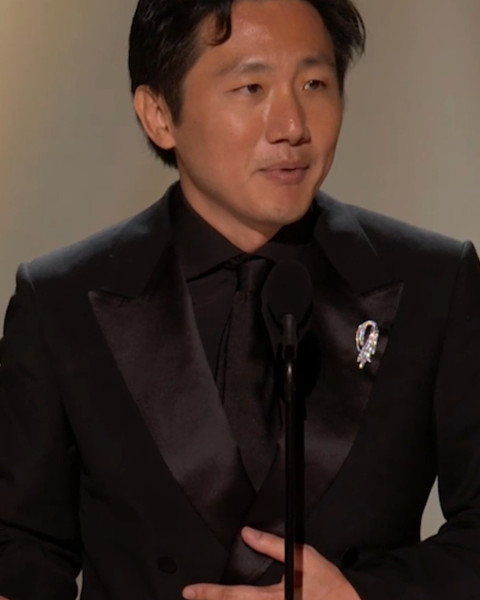 Hiro Murai wins the #Emmy for Outstanding Directing For A Comedy Series for “Widow's Bay” ✨